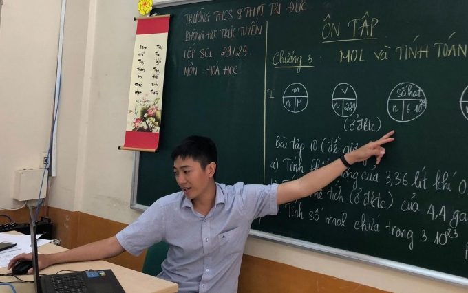 Một giáo viên đang dạy trực tuyến môn Hóa học giữa mùa dịch Covid-19. Ảnh: Khánh Văn.