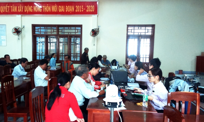 Buổi giao dịch của Ngân hàng Chính sách tại xã Cát Khánh.