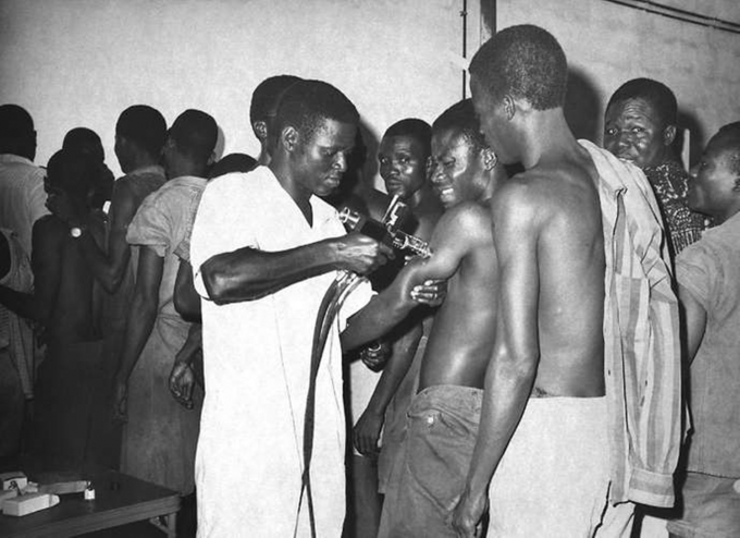 Người dân ở Dahomey (nay là Benin) được tiêm chủng phòng đậu mùa trong một chiến dịch nhằm xóa sổ căn bệnh này trên toàn cầu vào cuối những năm 1960, đầu những năm 1970. Ảnh: CDC.