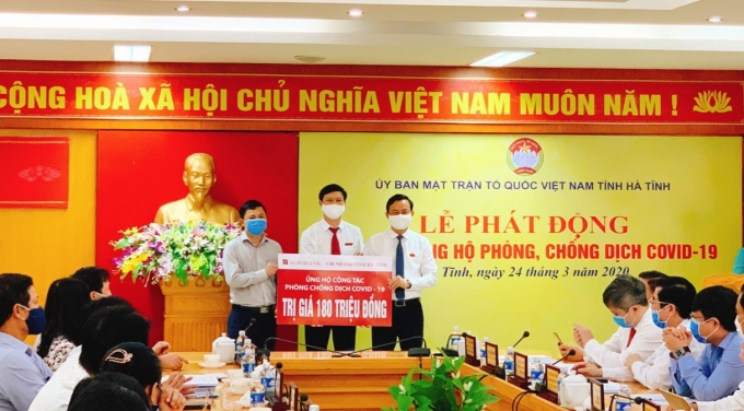 Ông Võ Huy, Phó Giám đốc Chi nhánh trao biển tượng trưng ủng hộ Hà Tĩnh 180 triệu đồng phòng, chống dịch Covid-19. Ảnh: Thanh Nga.