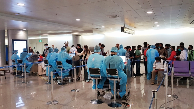 Những ngày này, người nhập cảnh tại sân bay quốc tế Tân Sơn Nhất đều phải thực hiện khai báo y tế kỹ lưỡng. Ảnh: H.Tâm.