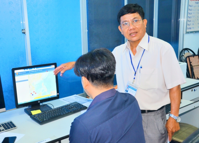 Ông Huỳnh Văn Cung, Chi cục trưởng Chi cục thuỷ sản Bến Tre kiểm tra hoạt động tàu cá của ngư dân Bến Tre qua hệ thống giám sát. Ảnh: Minh Đảm.
