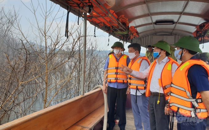 Đoàn công tác tỉnh Hà Tĩnh kiểm tra diện tích thảm thực bì vùng lòng hồ Ngàn Trươi có nguy cơ gây cháy rừng. Ảnh: Thanh Nga.
