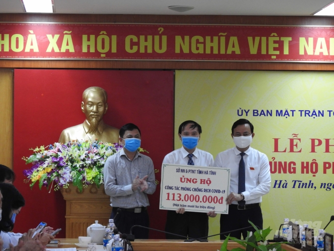 Sở NN-PTNT Hà Tĩnh ủng hộ 113 triệu đồng. Ảnh: Thanh Nga.