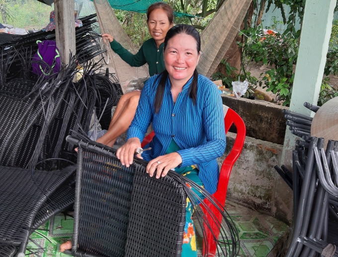 Công việc đan bàn ghế bằng dây nhựa giúp chị Huỳnh Thị Khánh Vân, ở ấp Bà My, xã Tam Ngãi có cuộc sống ổn định hơn trước.