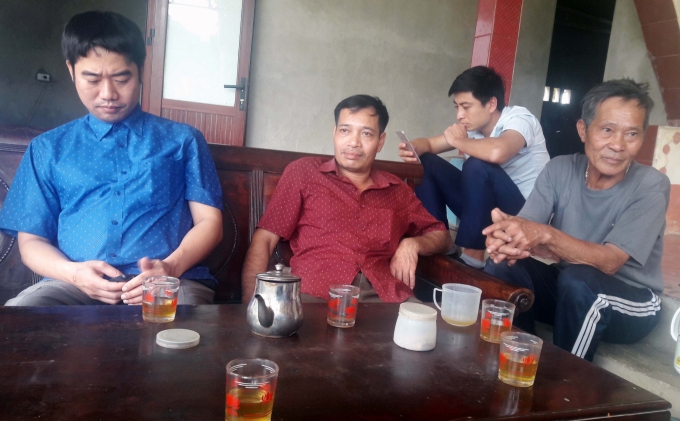Ông Nguyễn Ngọc Đại (ngoài cùng bên trái), Giám đốc Trung tâm Dịch vụ Nông nghiệp huyện Bá Thước thừa nhận có những thiếu sót trong kiểm dịch đối với trâu bò dự án . Ảnh: Võ Dũng.
