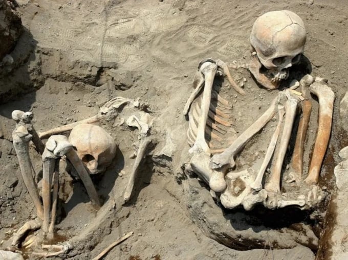 Hai trong 50 bộ xương người thời kỳ Tiền Tây Ban Nha được các nhà khảo cổ tại Viện Nhân chủng học và Lịch sử Mexico tìm thấy ở thung lũng Chalco, tây nam nước này, năm 2005. Ảnh: National Post.