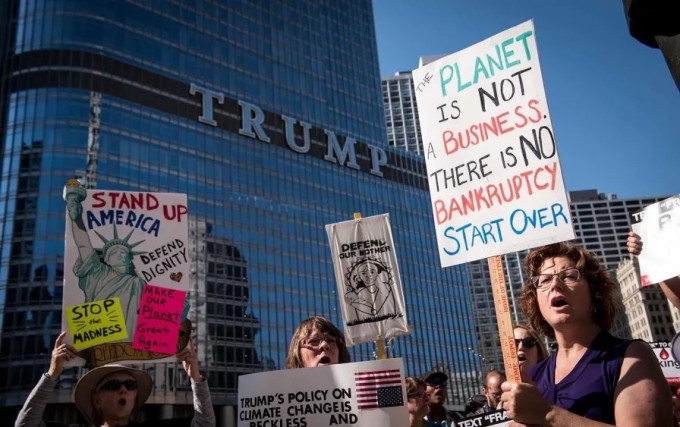 Các nhà hoạt động môi trường tại Chicago phản đối Tổng thống Donald Trump do quyết định rút Mỹ khỏi Thỏa thuận khí hậu Paris. Ảnh: AP.