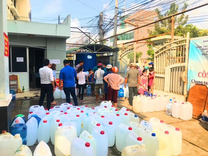 Người dân tại TP Bến Tre đến nhận nước miễn phí tại UBND phường Phú Khương. Ảnh: Minh Đảm.