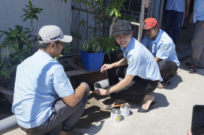 Huy động lực lượng địa phương tham gia lắp đường ống nổi trên mặt đất và lắp vòi nước công cộng, để người dân có thể lấy nước sử dụng. Ảnh: Trọng Linh.