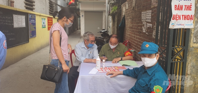 Nhiều người trên 60 tuổi tham gia tổ công tác phòng chống dịch Covid-19 tại các tổ dân phố, thôn xóm ở Hải Phòng. Ảnh: Đinh Mười.