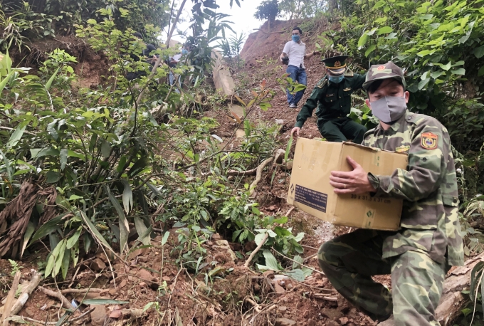 Lực lượng BĐBP tiếp cận các lối mở trong rừng để lập chốt lưu động nhằm phát hiện, ngăn chặn người qua biên giới. Ảnh: Đ.T.