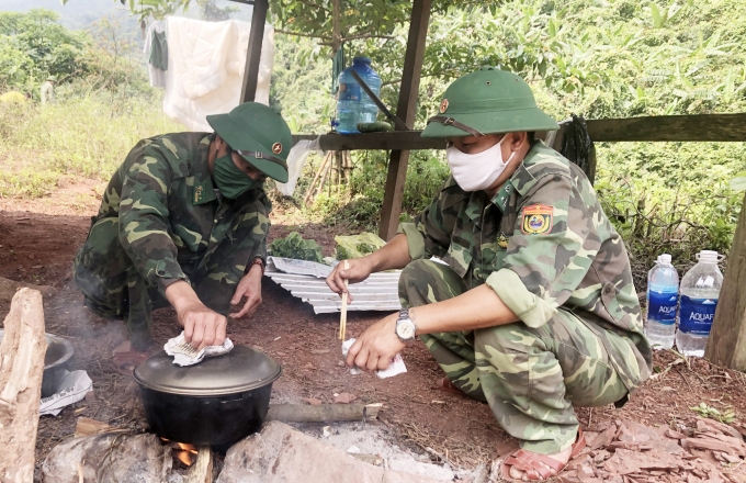 Các chiến sỹ BĐBP Quảng Bình trong chốt tuần tra sát biên giới vượt lên khó khăn để hoàn thành nhiệm vụ. Ảnh: T.P.