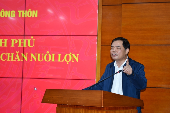 Bộ trưởng Nguyễn Xuân Cường đánh giá cao sự đồng hành của doanh nghiệp trong việc cam kết đưa giá lợn hơi xuống mức 70.000 đ/kg từ ngày 1/4/2020. Ảnh: Văn Giang.