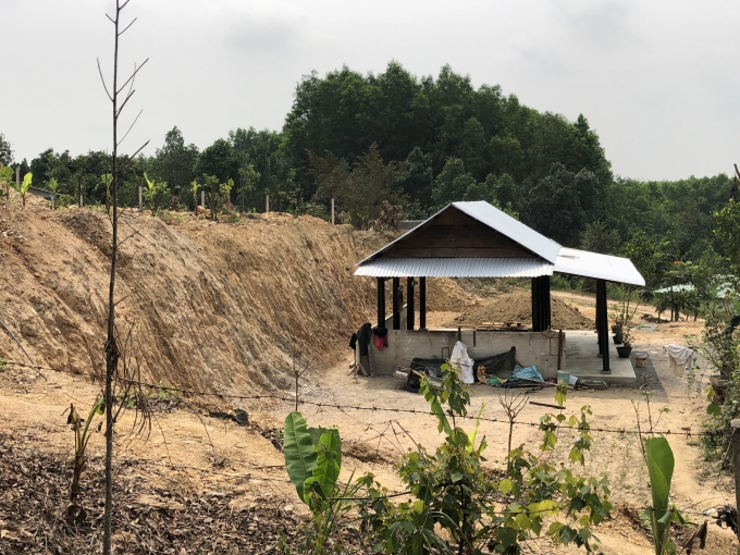 Chòi tạm được dựng ngay tại khu đất mới được san gạt trái phép. Ảnh: Nguyễn Quang.