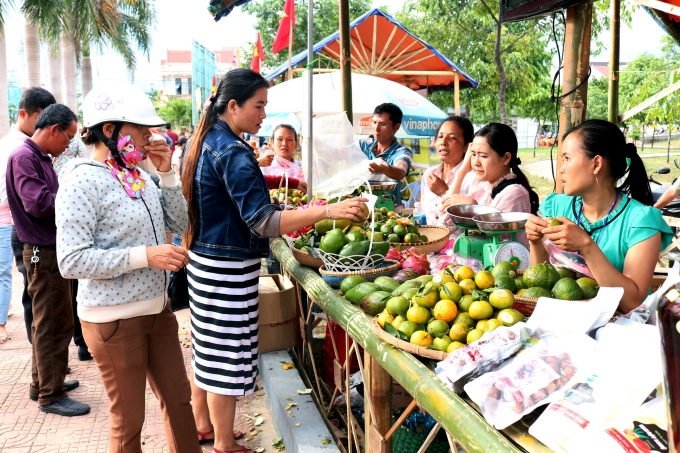Gian hàng trái cây của xã Sơn Lang, huyện Kbang thu hút nhiều du khách mua sắm trong ngày hội du lịch năm 2019