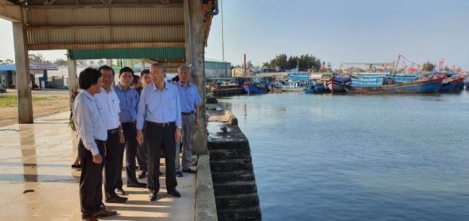 Thứ trưởng Bộ NN-PTNT kiểm tra công tác khắc phục các khuyến nghị của EC tại cảng cá Tịnh Kỳ (Quảng Ngãi. Ảnh: Lê Khánh.