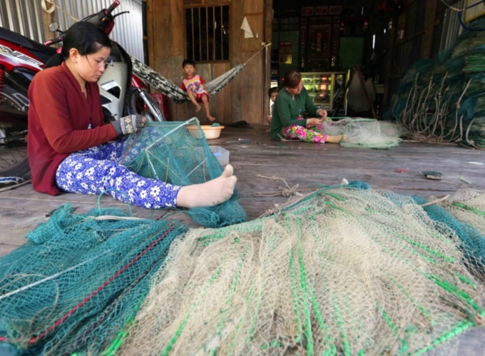  Sau học nghề chị Nguyễn Thị Thu Hạnh (áo đỏ) ở ấp Hiệp Lợi, xã Tân Đức (huyện Đầm Dơi) được hỗ trợ vốn đã đầu tư vào nghề vá lưới.