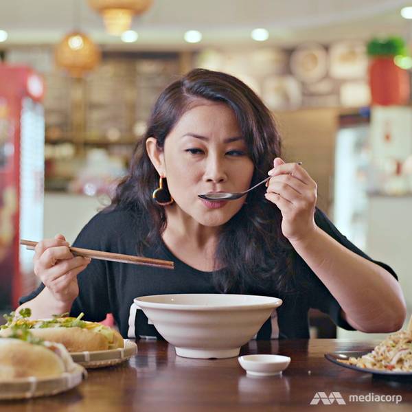 Denise Tan nóng lòng thử đồ ăn miền Bắc. Ảnh: Abundant Productions.