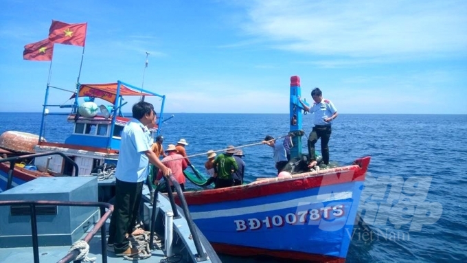 Ngành chức năng Bình Định nỗ lực ngăn chặn tàu cá đánh bắt thủy sản bất hợp pháp. Ảnh: Đình Thung.