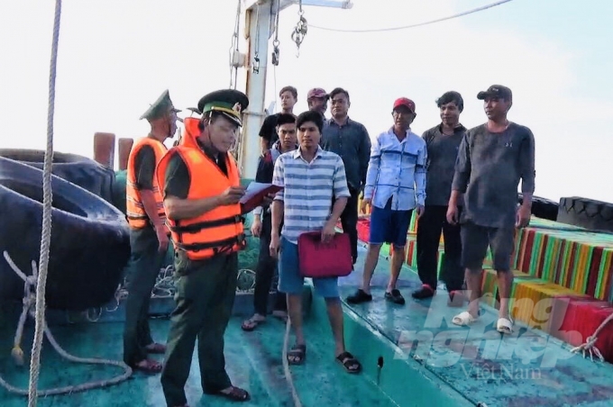 Lực lượng chức năng đọc lệnh kiểm tra khám xét tàu cá đi biển khi có dấu hiệu khả nghi tàng trữ 
