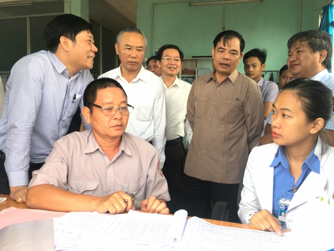 Bộ trưởng Bộ NN-PTNT Nguyễn Xuân Cường (người đứng thứ 2 tính từ phải sang) kiểm tra công tác chống khai thác IUU tại Bình Định. Ảnh: Đình Thung.