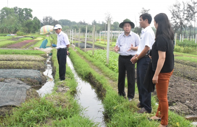 Chủ tịch UBND tỉnh Phan Ngọc Thọ (thứ ba bên phải) trong một chuyến khảo sát, kiểm tra các mô hình sản xuất nông nghiệp tại huyện Phong Điền.
