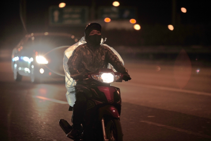 Xe máy trên đường Võ Chí Công (Hà Nội) tối 31/3. Ảnh: Kinhtedothi.
