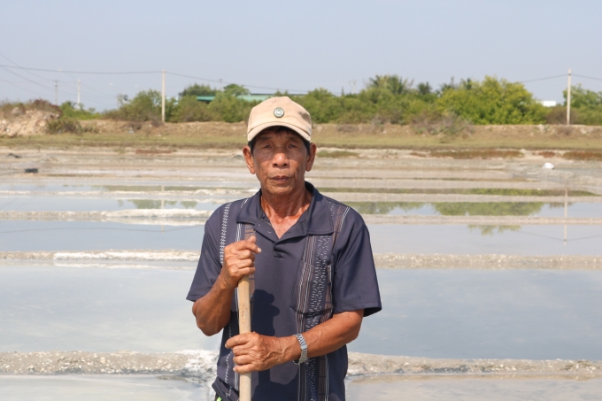 Ông Thanh cho biết, giá muối hiện từ 300-350 đồng/kg, bán ra không đủ bù đắp chi phí.