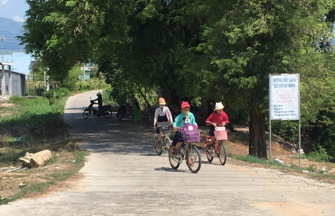 Các đường làng ở xã Thuận Minh đã được bê tông hóa nên các em nhỏ đạp xe đi học thuận lợi.
