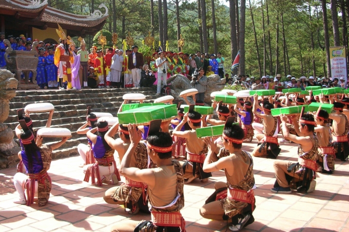 Người dân Phú Thọ tham gia lễ hội truyền thống. Ảnh: Celeb.