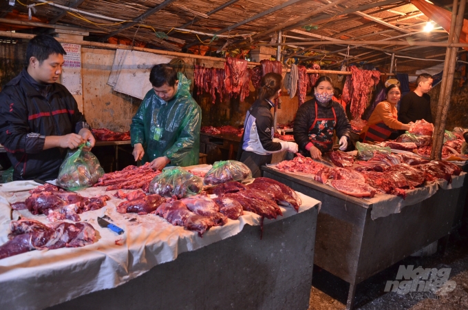 Dãy hàng thịt bò tại chợ đầu mối Minh Khai. Ảnh: Dương Đình Tường.