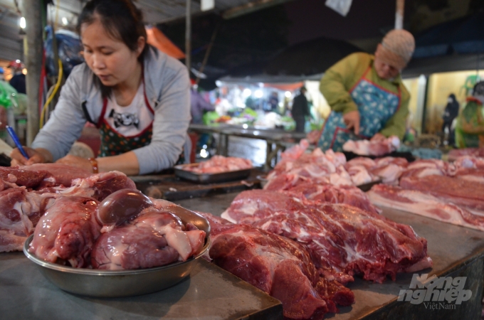 Phản thịt lợn ở chợ đầu mối Minh Khai. Ảnh: Dương Đình Tường.