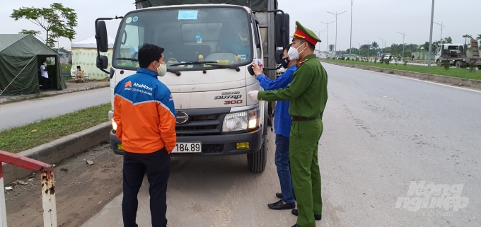 Một lái xe chở vật liệu xây dựng từ Phú Thọ về Hải Phòng, tại địa bàn Hải Phòng đã phải kiểm tra y tế 3 lần. Ảnh: Đinh Mười.