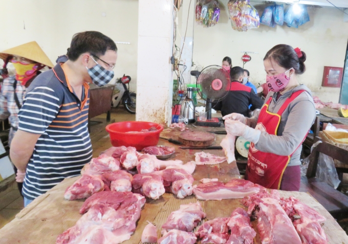 Thịt lợn tại Quảng Bình vẫn giữ nguyên giá như trước đây, 150 ngàn đồng/kg. Ảnh: Công Điền.