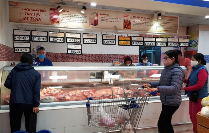Trong khi giá thịt lợn tại một số siêu thị, cửa hàng rục rịch giảm, giá thịt lợn tại chợ truyền thống gần như đứng im so với cuối tháng 3. Ảnh: Vũ Huyền.