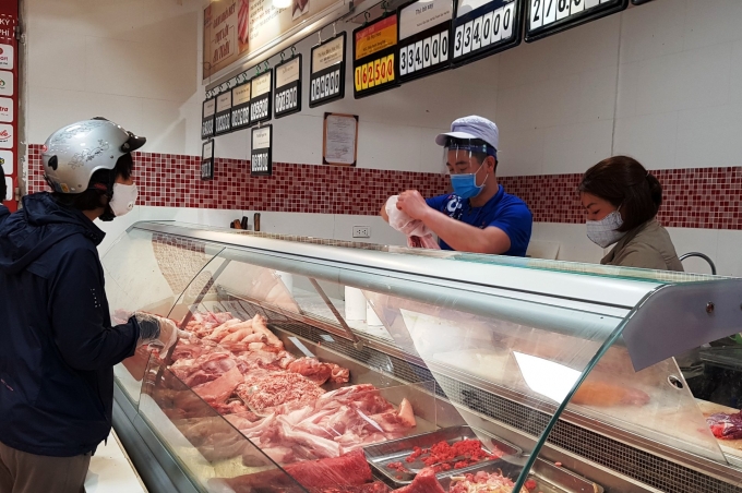 Ngày 5/4, giá thịt lợn tại các siêu thị đồng loạt giảm gần sát mức giá thịt lợn tại các chợ truyền thống. Ảnh: Vũ Huyền.