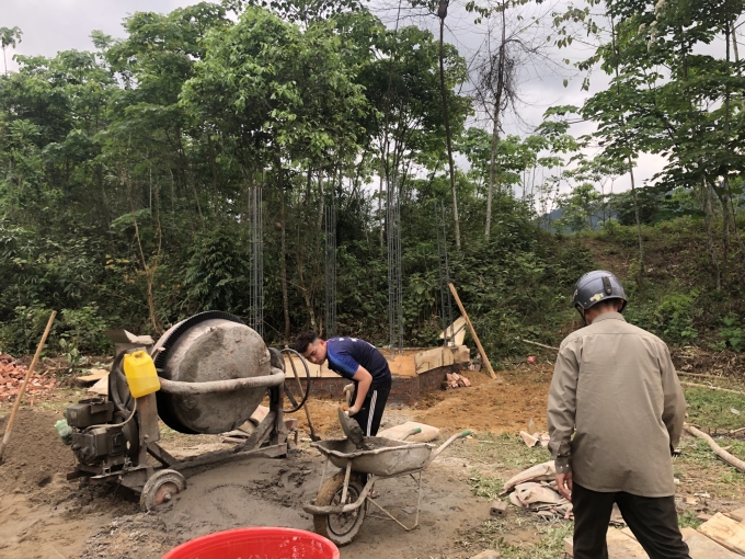 Công nhân gấp rút xây dựng nghĩa trang thôn Cốc Lầy - Làng Ói  để khắc phục hậu quả. Ảnh: HĐ