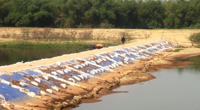 Tỉnh Quảng Nam xây dựng công trình ngăn mặn giữ ngọt trên sông để đảm bảo sản xuất, sinh hoạt. Ảnh: Lê Khánh.