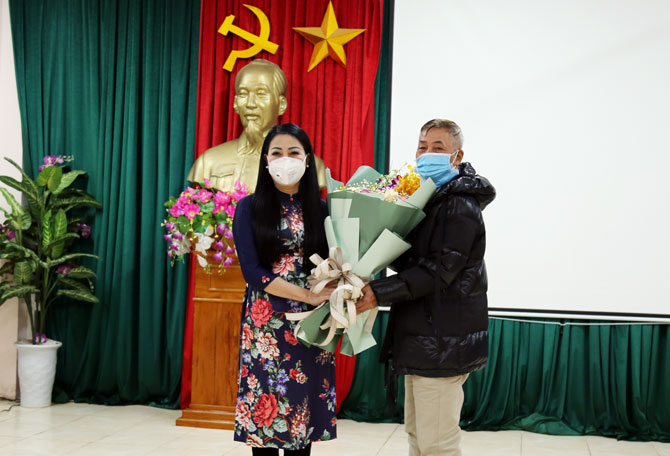 Bà Hoàng Thị Thúy Lan - Bí thư Tỉnh ủy tặng hoa công dân hoàn thành thời gian cách ly tập trung. Ảnh: Vinhphuc.gov.vn.