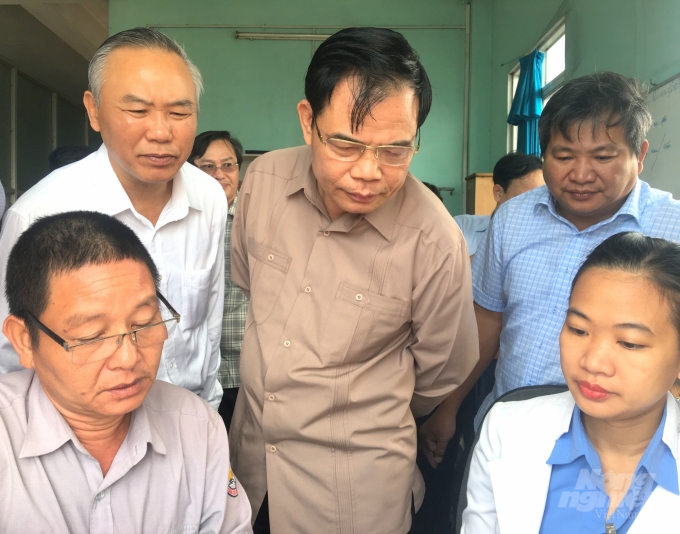 Bộ trưởng Bộ NN-PTNT Nguyễn Xuân Cường (đứng giữa) kiểm tra công tác khai báo tại Cảng cá Quy Nhơn, Bình Định. Ảnh: Ngọc Thăng.