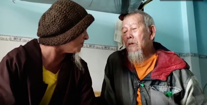 Ông Trần Phước Hựu (bên phải) và người con trai trong căn nhà trọ ở Bình Chánh, mưu sinh và giúp gia đình bằng nghề bán vé số từ nhiều năm nay. Ảnh: Phúc Lập.