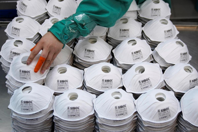 Khẩu trang tại một cơ sở sản xuất ở Thượng Hải, Trung Quốc. Chỉ một số công ty của nước này được phép xuất khẩu khẩu trang. Ảnh: Reuters.