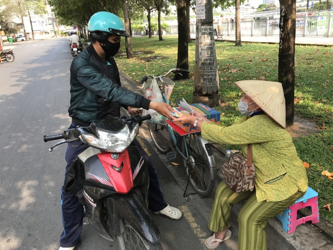 Bà Mai, bán vé số trên đường Trường Sa, quận Bình Thạnh: 