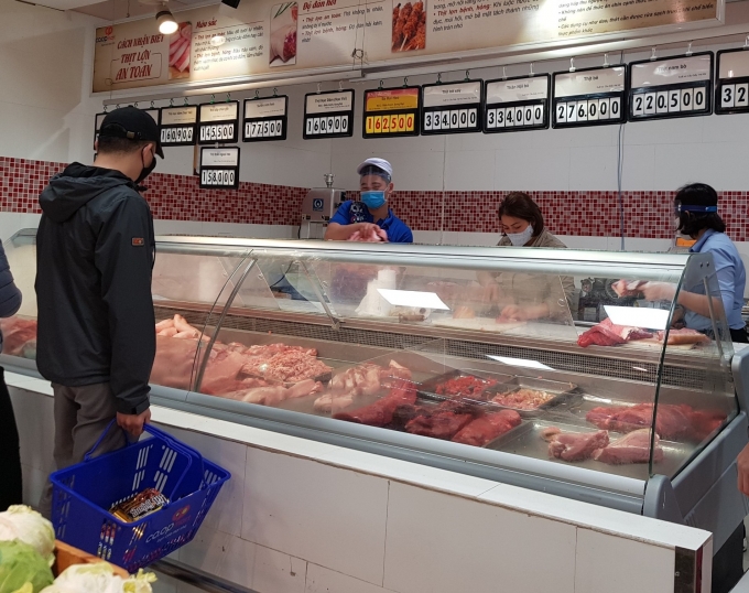 Giá thịt lợn tại các siêu thị đồng loạt giảm gần sát mức giá thịt lợn tại các chợ truyền thống. Ảnh: Vũ Huyền.