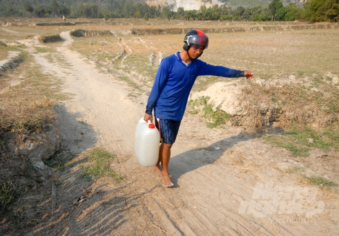 Người dân ở nhiều nơi tại ĐBSCL mua nước ngọt về sử dụng do hạn mặn. Ảnh: Minh Sáng.