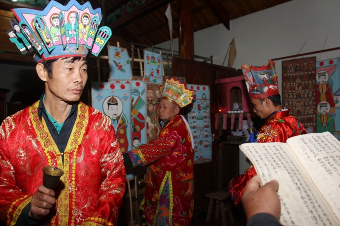 Lễ cấp sắc tại nhà anh Bàn Trường Sinh (SN 1978) ở thôn Thanh Chung, xã Tuấn Mậu (nay là thị trấn Tây Yên Tử) với nghi thức 7 đèn.