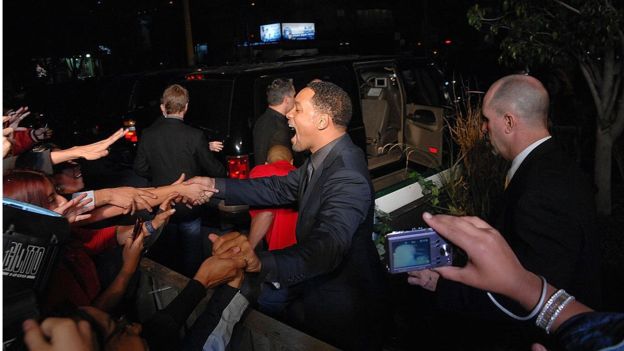 Will Smith bắt tay người hâm mộ tại buổi ra mắt 'Tôi là Huyền thoại' năm 2007. Ảnh: Getty Images.