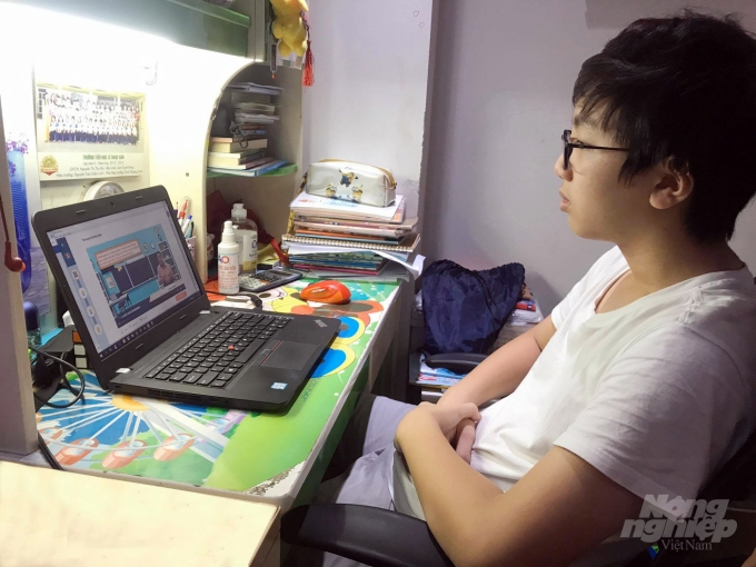 Giúp trẻ học tập qua mạng internet đạt hiệu quả cần có sự giám sát của phụ huynh. Ảnh: Thùy Lâm.