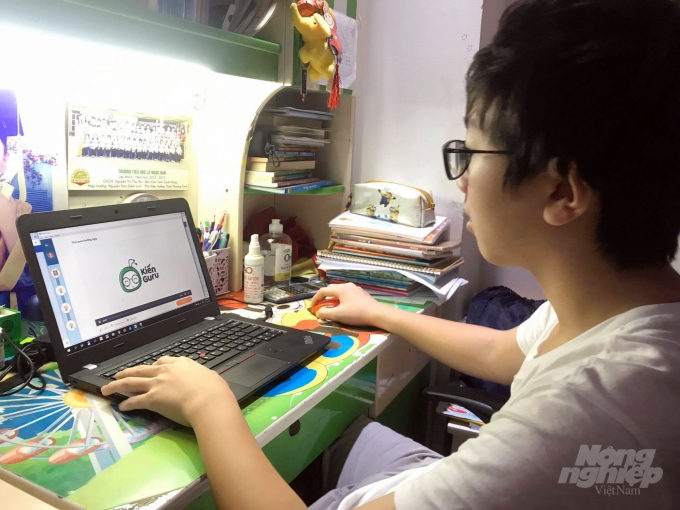 Tự học online bằng các ứng dụng học tập hiện đại giúp trẻ giải quyết những khó khăn khi học tại nhà bằng những phương pháp dạy và học thông minh nhất. Ảnh: Thùy Lâm.